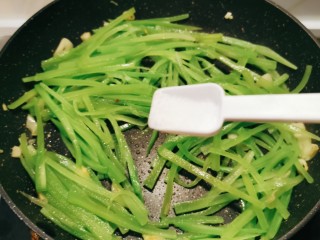 11、莴笋炒鸡蛋,加入盐调味