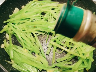 12、莴笋炒鸡蛋,放入胡椒粉