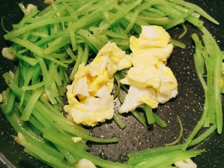 13、莴笋炒鸡蛋,放入炒好的鸡蛋
