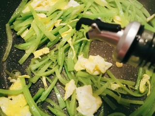 14、莴笋炒鸡蛋,淋入芝麻油