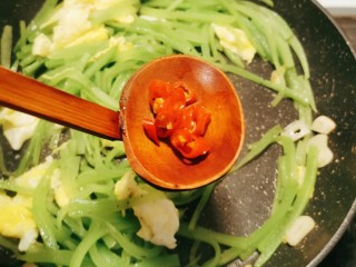 15、莴笋炒鸡蛋,放入红尖椒 关火