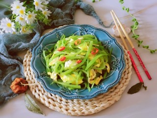 16、莴笋炒鸡蛋,出锅装盘