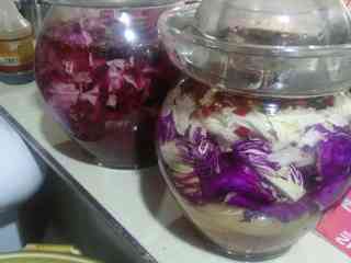 1、健康素食会呼吸的四川泡菜,泡菜坛用清水洗净沥干，再用60以上的少量白酒洗刷，这里白酒不用倒掉！