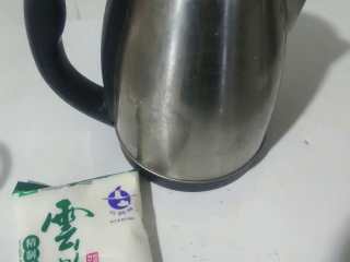 2、健康素食会呼吸的四川泡菜,烧两壶开水凉凉，千万不要有油，备用