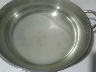 3、健康素食会呼吸的四川泡菜,第一次做泡菜的朋友，可以先放盐，最后尝一下咸淡，水要咸一点。