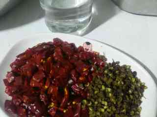 5、健康素食会呼吸的四川泡菜,准备好花椒，辣椒，白酒等