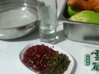 7、健康素食会呼吸的四川泡菜,装坛的顺序步骤:白萝卜，胡萝卜，心里美萝卜，根茎的食材往下放，白菜，包菜在上面，最后放紫甘蓝