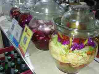 9、健康素食会呼吸的四川泡菜,最后放冰糖，辣椒，花椒.缓缓的倒入白开水，最后放入白酒，封坛1周即可食用。