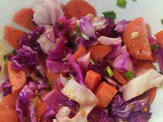 10、健康素食会呼吸的四川泡菜,吃之前泡菜切小片或者小丁，加入白糖，藤椒油，香油，葱花，香菜辣椒油，根据自己的喜好放入少许的鸡精，拌匀就是一道正宗的川味开胃菜。