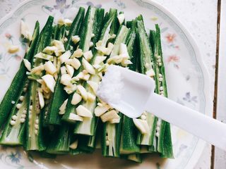 7、蒜香剁椒黄秋葵-下饭菜,加入半勺盐。