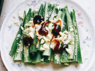 9、蒜香剁椒黄秋葵-下饭菜,加入2勺蚝油。