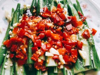 12、蒜香剁椒黄秋葵-下饭菜,将烧热的油淋到剁椒上。