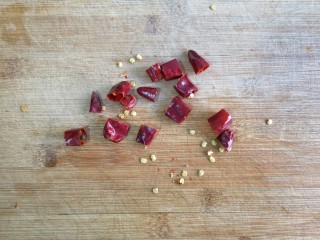 6、蒜苔炒腊肉,干辣椒切小段。