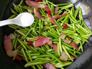 12、蒜苔炒腊肉,加适量盐和鸡精。