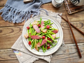 14、蒜苔炒腊肉,出锅装盘。