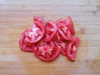 5、白玉菇鸡蛋汤,西红柿洗干净，去皮切成片。