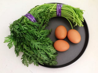 1、茼蒿炒鸡蛋,准备食材：茼蒿和土鸡蛋