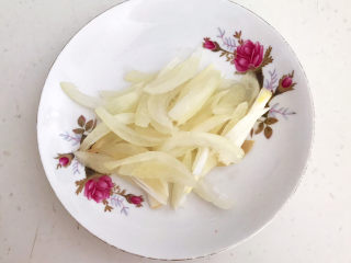 4、茼蒿炒鸡蛋,小圆葱切成丝