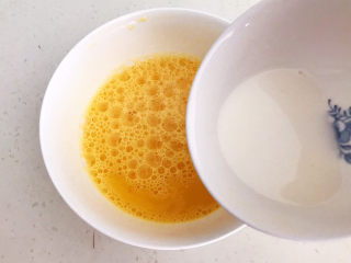 7、茼蒿炒鸡蛋,把鸡蛋打散调匀，加入水淀粉