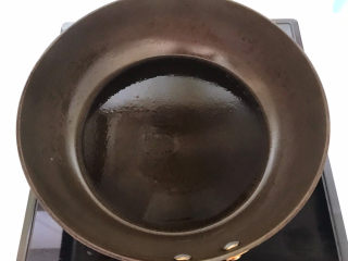 9、茼蒿炒鸡蛋,炒锅烧热刷一层玉米油