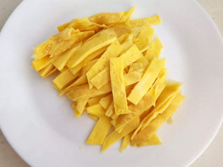 11、茼蒿炒鸡蛋,把做好的鸡蛋饼切成小片