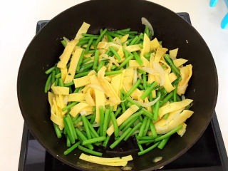 16、茼蒿炒鸡蛋,翻炒均匀