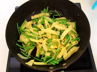 18、茼蒿炒鸡蛋,凡翻炒均匀，茼蒿炒鸡蛋做好了～