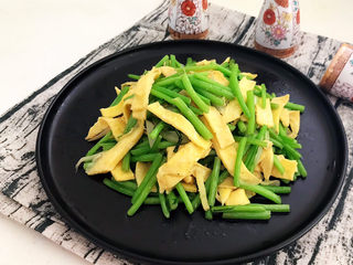 19、茼蒿炒鸡蛋,茼蒿炒鸡蛋清淡爽口，底油少盐，不加任何香料，是一道非常完美的减脂菜品~