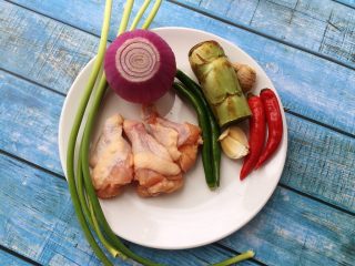 1、小煎鸡,准备材料如图。
