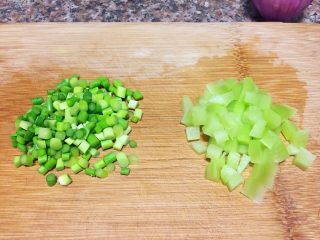 2、小煎鸡,将蒜苔、莴苣切小颗粒。