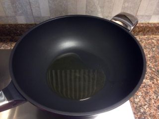 5、小煎鸡,热锅倒油烧至八成热。