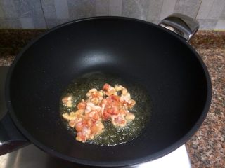 6、小煎鸡,放入鸡肉翻炒至表面微微发黄。