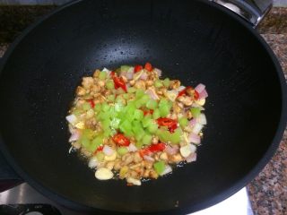 8、小煎鸡,接着放入莴苣翻炒片刻。