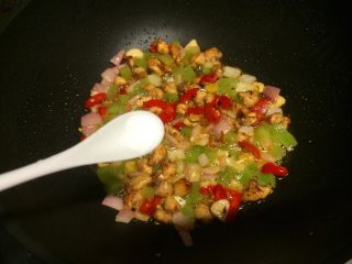 9、小煎鸡,放入适量盐翻炒均匀。