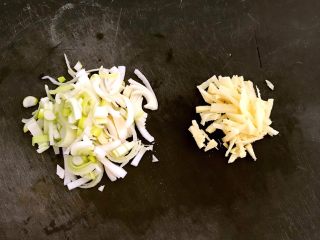 2、腊肠糯米烧麦,鲜姜切丝，切葱花