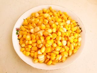 5、腊肠糯米烧麦,熟的甜玉米粒