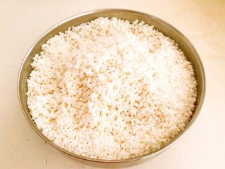 6、腊肠糯米烧麦,泡好的糯米沥干水份