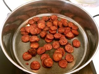 11、腊肠糯米烧麦,另起锅加入腊肠片煸炒至变色