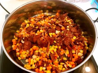 12、腊肠糯米烧麦,加入什锦腊肠，翻炒均匀