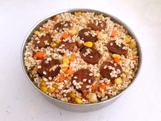 15、腊肠糯米烧麦,把炒好的糯米腊肠盛出来放入盆中