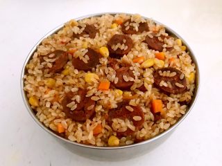 17、腊肠糯米烧麦,腊肠糯米饭蒸好了，晾凉备用