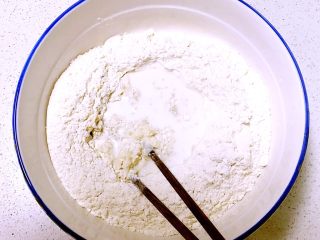 18、腊肠糯米烧麦,在面粉中加入开水和面