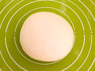 19、腊肠糯米烧麦,揉成光滑的面团，盖上保鲜膜静止10分钟