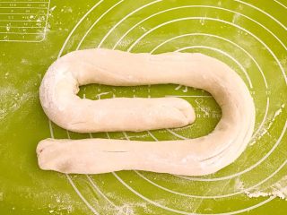 20、腊肠糯米烧麦,把面团揉成长条