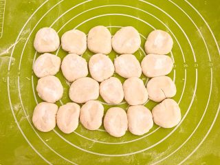 21、腊肠糯米烧麦,分成若干个小面块，压扁