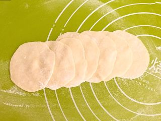 22、腊肠糯米烧麦,把小面块擀成面皮