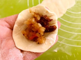 23、腊肠糯米烧麦,取一个面皮，放上一勺晾凉的腊肠糯米饭