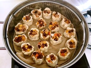 26、腊肠糯米烧麦,把烧麦放入蒸锅