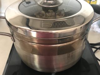 27、腊肠糯米烧麦,大火烧开后蒸制5分钟