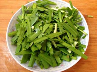 1、异域小菜-韩式辣白菜,韭菜洗净控干水分切段